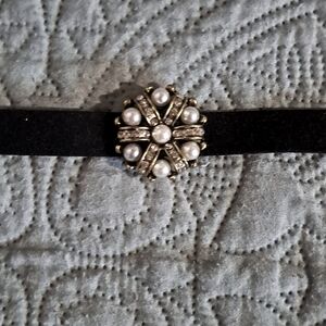 Vintage shining on the pearls velvet black chocker